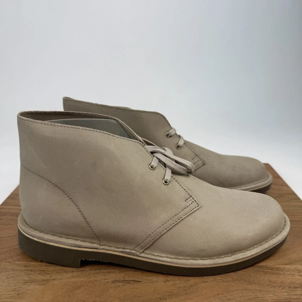 New Mens Clarks Shepton Beige Nubuck Distressed Casual Chukka Boot Size 10.5 NIB